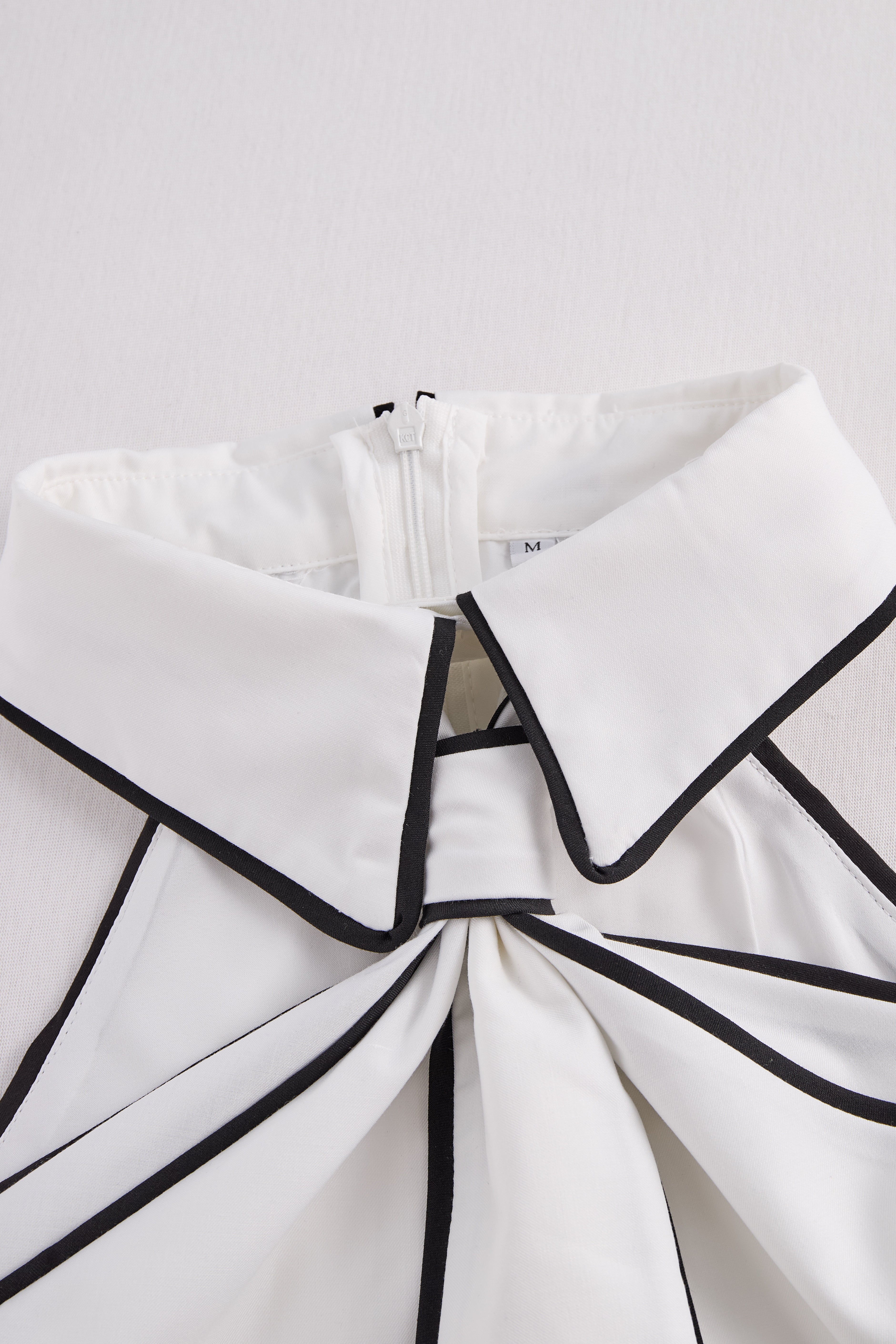 Chic Sleeveless V-Neck Top With Eye-Catching Color Block Details