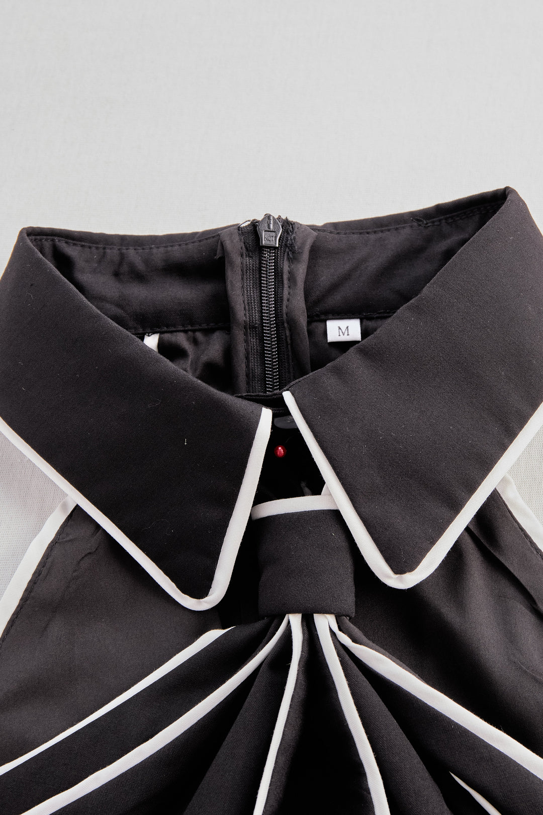 Chic Sleeveless V-Neck Top With Eye-Catching Color Block Details