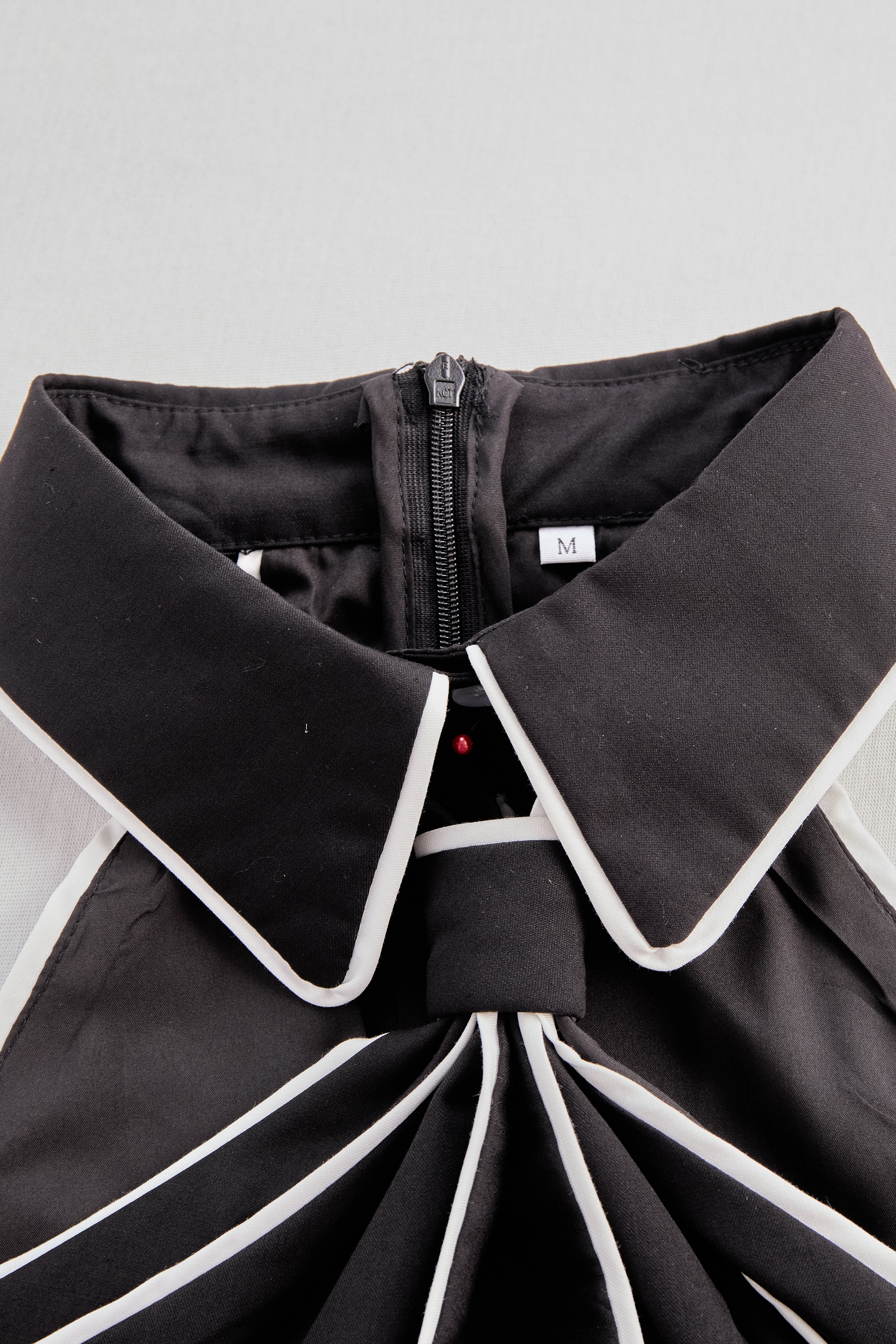 Chic Sleeveless V-Neck Top With Eye-Catching Color Block Details